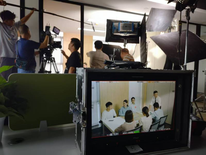 黄石港区TVC拍摄公司：科技产品视觉化大师，诠释未来感与功能美学