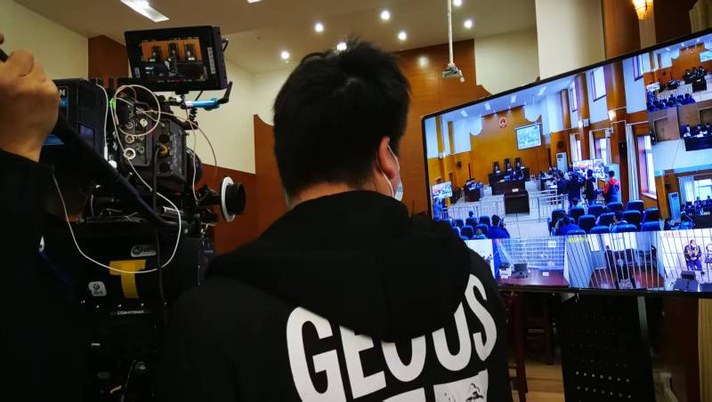 AI生成VS人工创意——黄石港区广告片拍摄公司的技术浪漫主义实践